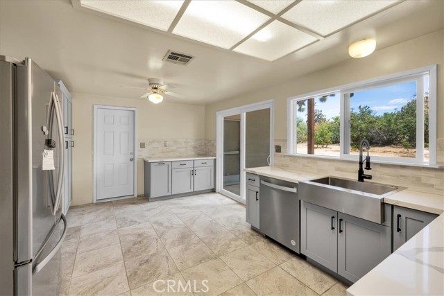 8082 Grand Avenue, Yucca Valley CA: https://media.crmls.org/medias/9361c07d-6164-4014-a4d5-f946985a7c5e.jpg