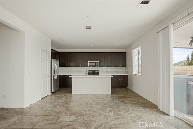 Detail Gallery Image 9 of 45 For 16995 Red Tail Ln, Fontana,  CA 92336 - 3 Beds | 2/1 Baths