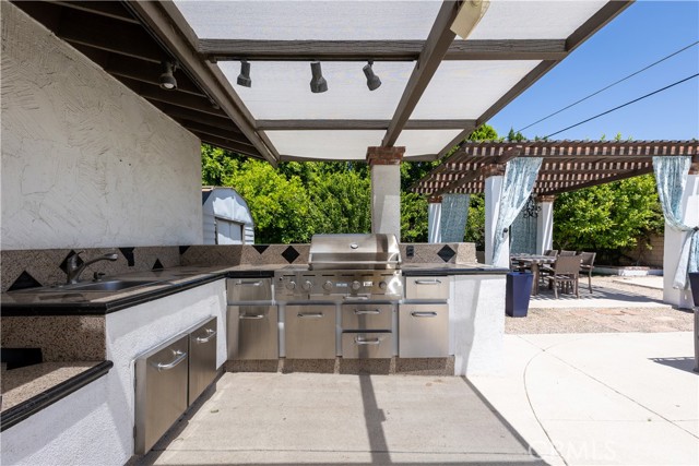 2290 N Victoria, Palm Springs CA: https://media.crmls.org/medias/93660735-73ce-491f-9cfc-e837bb32c6b9.jpg