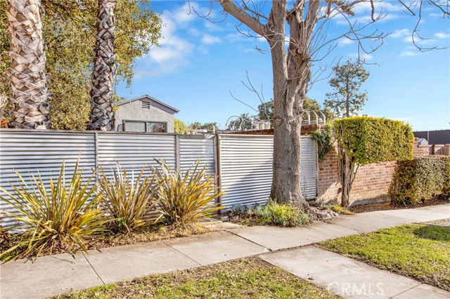 Detail Gallery Image 3 of 20 For 2692 Fair Oaks Ave, Altadena,  CA 91001 - 2 Beds | 1 Baths