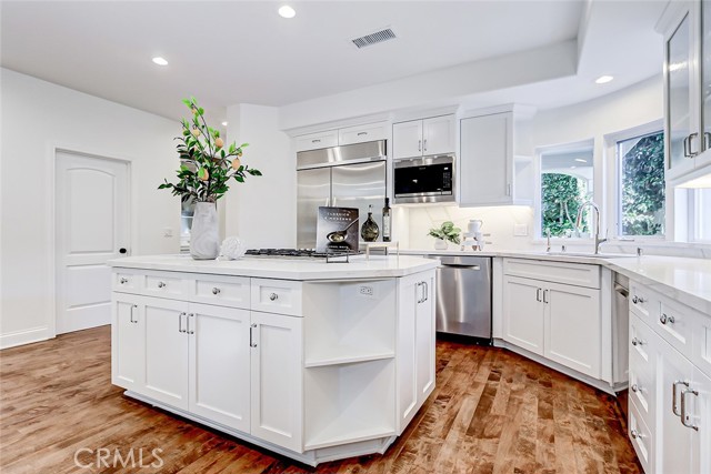 Detail Gallery Image 25 of 70 For 819 11th St, Manhattan Beach,  CA 90266 - 6 Beds | 5/2 Baths
