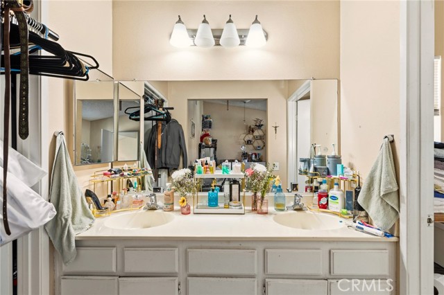 Detail Gallery Image 22 of 28 For 11545 Honeyglen, Pacoima,  CA 91331 - 3 Beds | 3 Baths