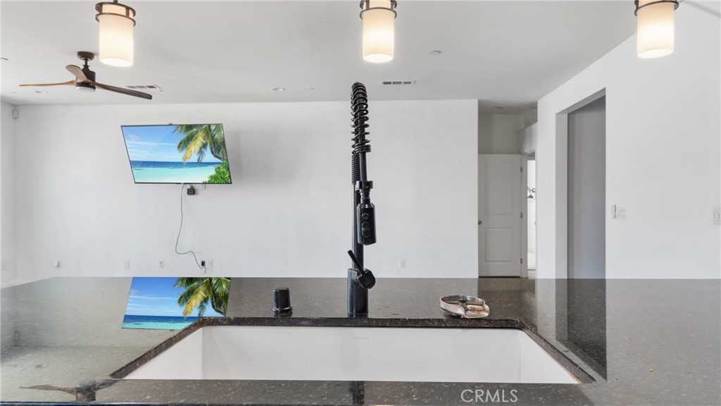 https://media.crmls.org/medias/936d9d76-8aff-43a7-9dff-0597efbc635c.jpg?preset=X-Large