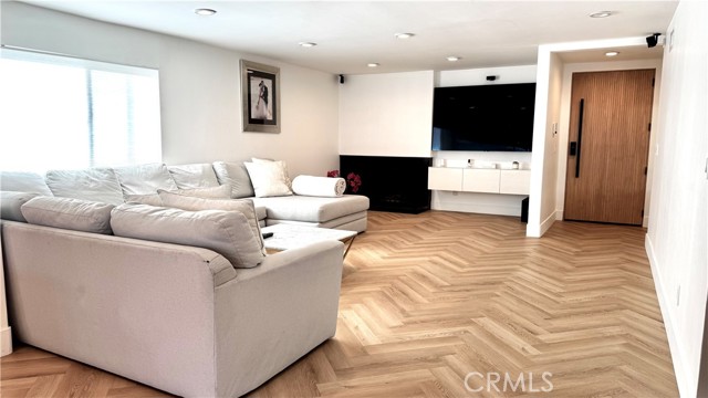 Detail Gallery Image 7 of 22 For 7414 Delco Ave, Canoga Park,  CA 91306 - 3 Beds | 2 Baths