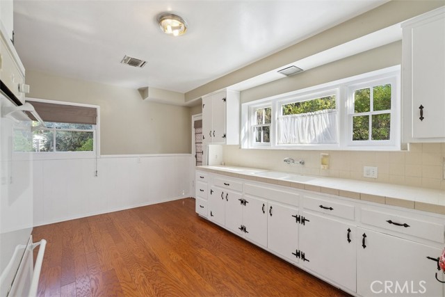 Detail Gallery Image 8 of 20 For 23265 Leonora Dr, Woodland Hills,  CA 91367 - 3 Beds | 2 Baths