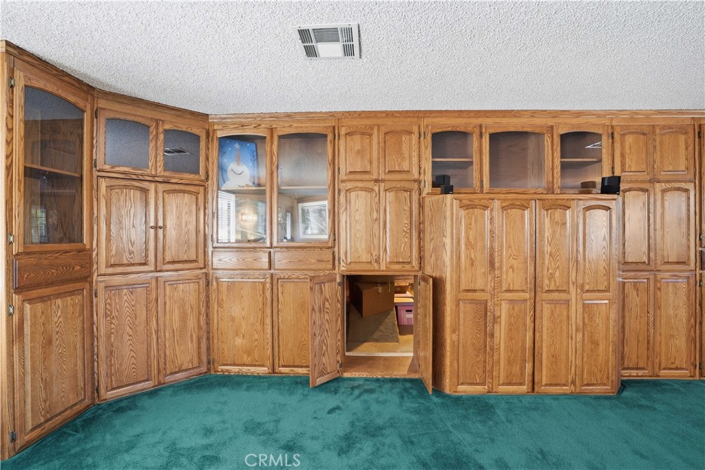 https://media.crmls.org/medias/937353ce-e84d-46c8-b93a-419bf0ad2b55.jpg?preset=X-Large