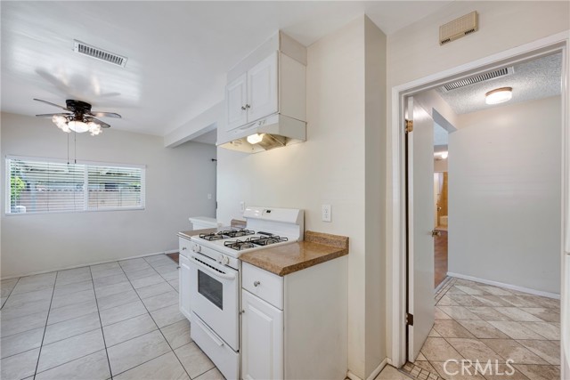 428 S Rosalinda Avenue, Azusa CA: https://media.crmls.org/medias/9373d979-874d-4e91-9719-6b2a44d98958.jpg