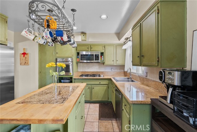 19853 Drasin Drive, Canyon Country CA: https://media.crmls.org/medias/93747203-36dd-437c-9c03-c5241eaf8c34.jpg