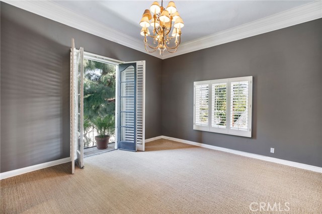 580 S Sweetzer Ave, Los Angeles CA: https://media.crmls.org/medias/93758fec-2a5b-456c-aaee-000bf16fc960.jpg