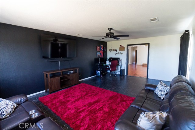 Detail Gallery Image 4 of 15 For 9995 Smoke Tree Rd, Hesperia,  CA 92344 - 3 Beds | 2 Baths