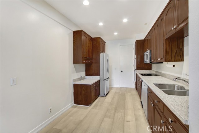 Detail Gallery Image 11 of 44 For 4949 Genesta Ave #104,  Encino,  CA 91316 - 2 Beds | 2 Baths
