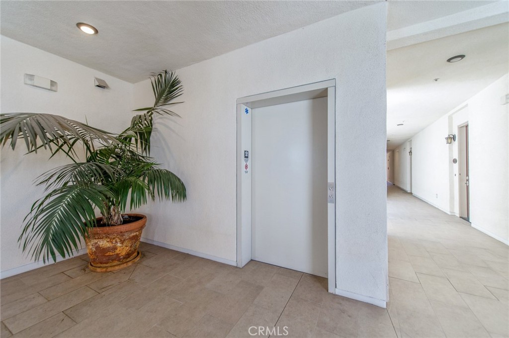 https://media.crmls.org/medias/93818be2-80c0-49ca-a409-c09d2bed589f.jpg?preset=X-Large