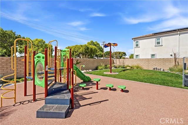 Detail Gallery Image 29 of 34 For 335 Carson Ct, Rialto,  CA 92376 - 3 Beds | 2/1 Baths