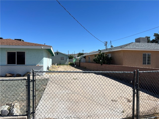 29256 Arrowhead Avenue, Barstow CA: https://media.crmls.org/medias/93886100-bf3b-4fe5-bc2b-6f4ebdebed35.jpg