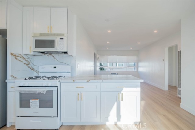Detail Gallery Image 10 of 20 For 5654 Kester Ave #4,  Van Nuys,  CA 91411 - 2 Beds | 1 Baths