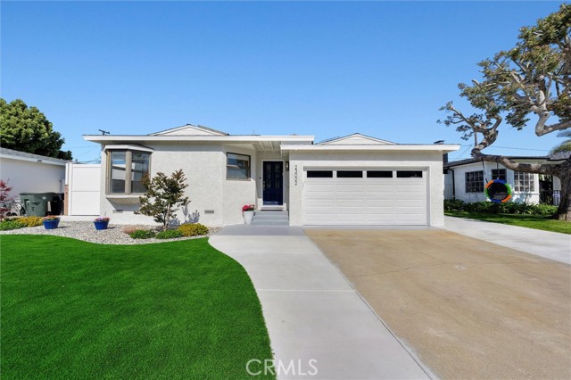 23002 Kathryn Avenue, Torrance CA: https://media.crmls.org/medias/938b3e41-f9d1-4b4a-b0a7-b55837dc322a.jpg