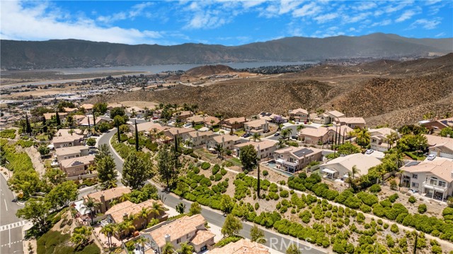 33 Corte Rivera, Lake Elsinore CA: https://media.crmls.org/medias/938bd613-1a56-4c53-a349-15376fffefda.jpg