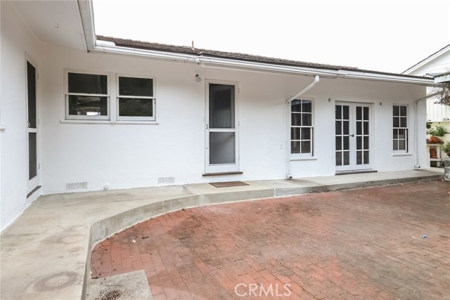 Kitchen and Living Room overlook backyard patio