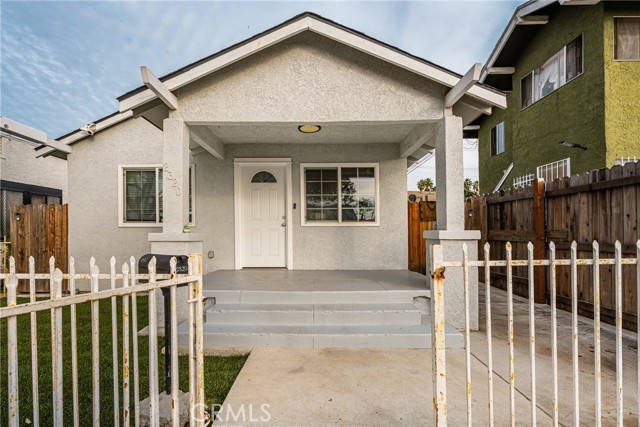 Detail Gallery Image 3 of 26 For 2320 Locust, Long Beach,  CA 90806 - 2 Beds | 1 Baths