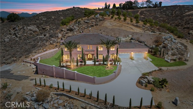 17190 Small Canyon Lane, Riverside CA: https://media.crmls.org/medias/93938878-fa68-4513-bb0a-728682c1d108.jpg