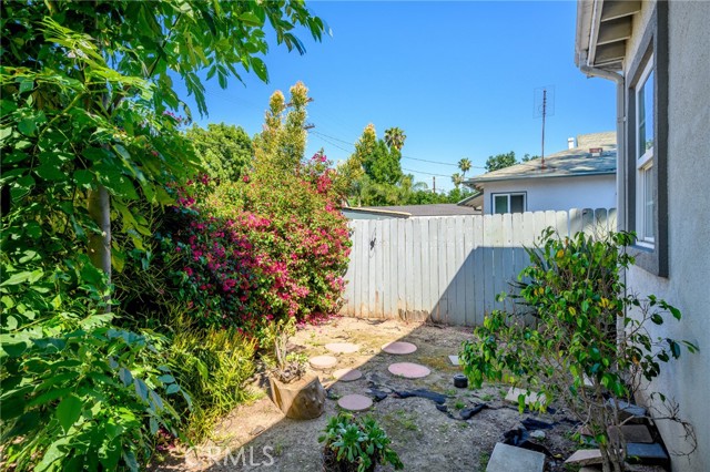 Detail Gallery Image 30 of 34 For 17429 Burbank Bld, Encino,  CA 91316 - 3 Beds | 2 Baths