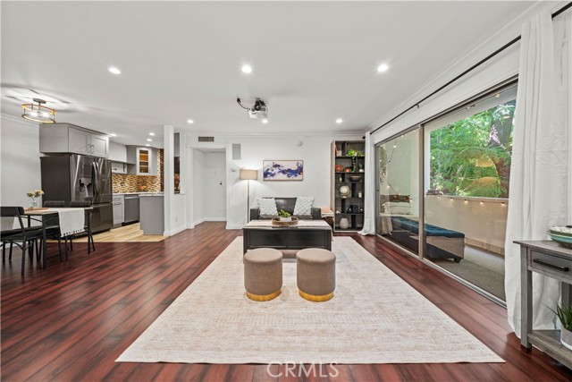 5215 Balboa Boulevard, Encino CA: https://media.crmls.org/medias/9395b49e-fec1-457c-ada2-41bc7c2a8b72.jpg