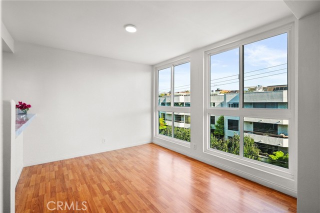 911 N Kings Road, West Hollywood CA: https://media.crmls.org/medias/939921b3-d744-4da8-ab6e-63bff6f9e62d.jpg