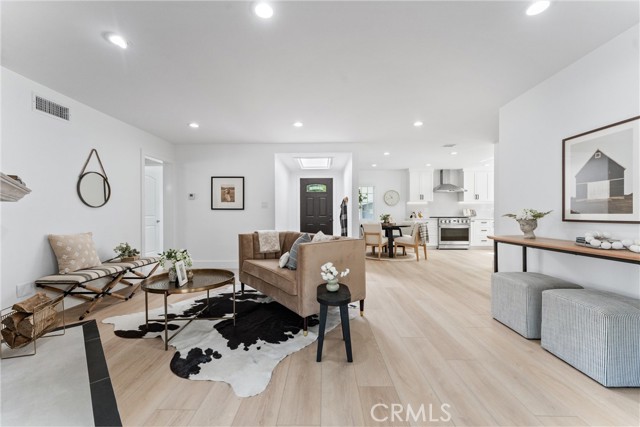 18011 Theodora Drive, Tustin CA: https://media.crmls.org/medias/93a0b578-cd4c-43b8-9020-da8c976ee91d.jpg