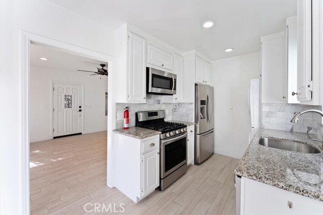 Detail Gallery Image 15 of 66 For 400 17th St, Manhattan Beach,  CA 90266 - 4 Beds | 2 Baths