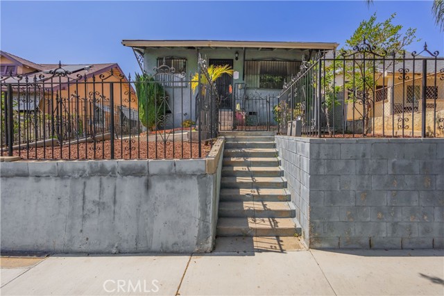 2653 Alice Street, Los Angeles CA: https://media.crmls.org/medias/93a20490-0a75-453c-b2bc-89358f1eb7b9.jpg