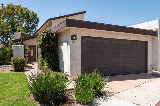 Detail Gallery Image 2 of 22 For 201 Knights Ln, Santa Maria,  CA 93454 - 3 Beds | 2 Baths