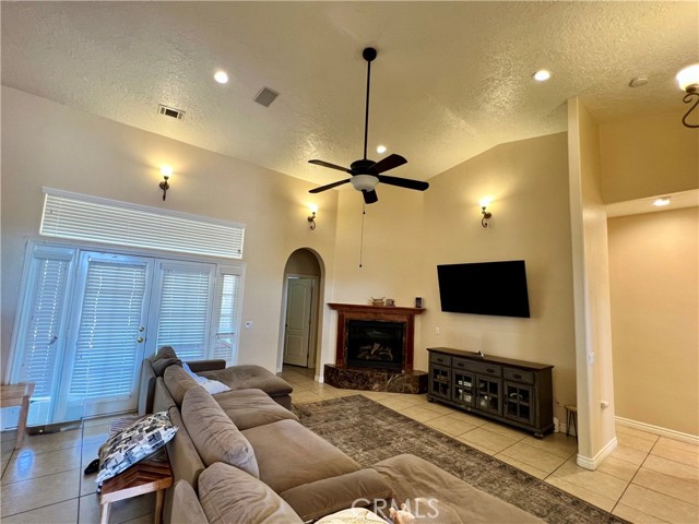 Detail Gallery Image 2 of 2 For 17322 Danbury Ave, Hesperia,  CA 92345 - 4 Beds | 3 Baths