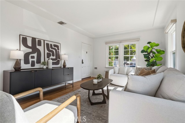 Detail Gallery Image 7 of 39 For 1025 N Screenland Dr, Burbank,  CA 91505 - 3 Beds | 2 Baths