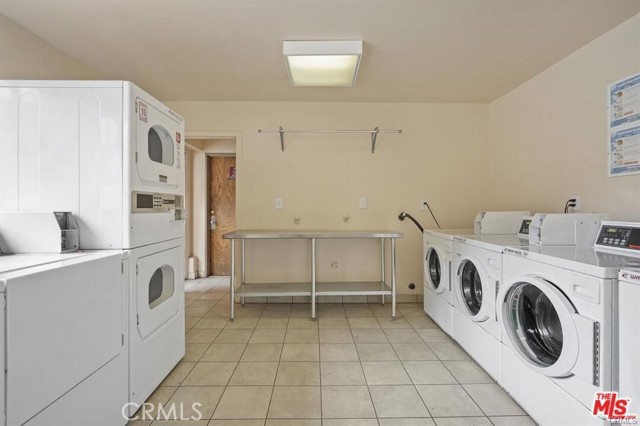 Image 18 of 28 For 5349 Newcastle Avenue 18