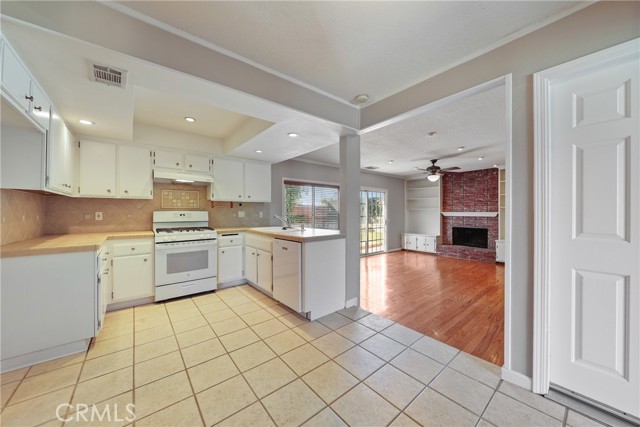 1042 Bassett Court, San Dimas CA: https://media.crmls.org/medias/93a7b932-ad17-4c41-ab34-ada08fb461f8.jpg