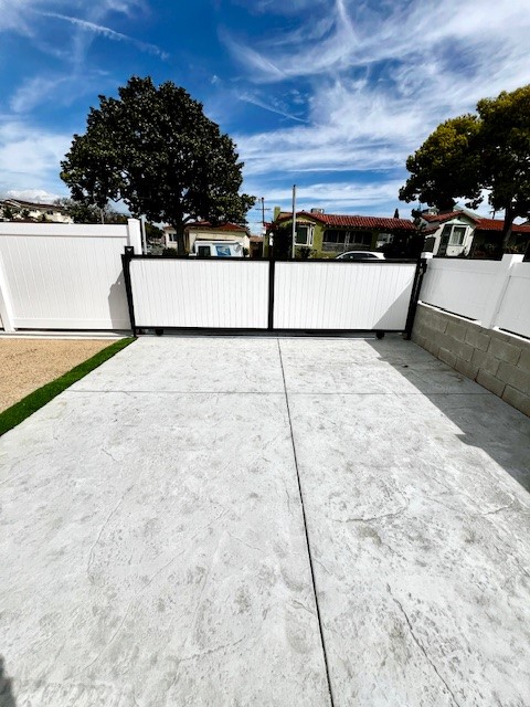 Detail Gallery Image 1 of 29 For 2002 W 106th St, Los Angeles,  CA 90047 - 3 Beds | 2 Baths