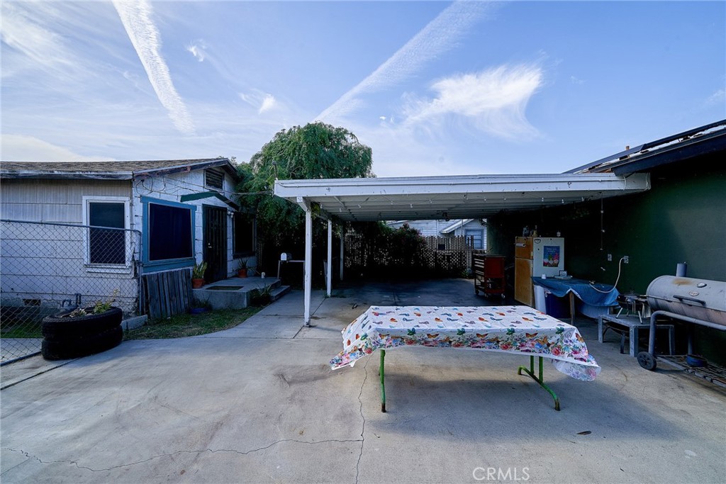 https://media.crmls.org/medias/93adc9e3-d2cd-44fe-b312-e2d10da8c86a.jpg?preset=X-Large