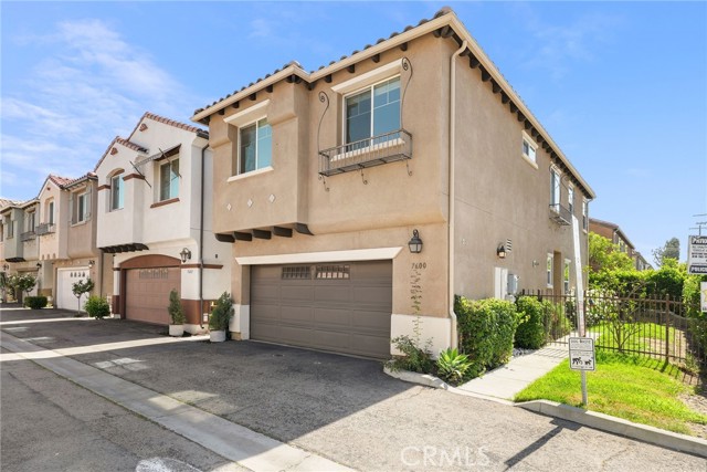 Detail Gallery Image 1 of 34 For 7600 N Courage Way, Van Nuys,  CA 91405 - 4 Beds | 3 Baths