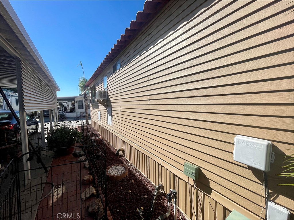 https://media.crmls.org/medias/93b48ddc-4121-4ec2-8c7a-41f6cf340100.jpg?preset=X-Large