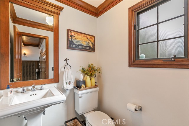 Detail Gallery Image 14 of 39 For 1378 Calgary Dr, Lake Arrowhead,  CA 92352 - 3 Beds | 2/1 Baths