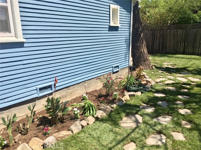 11958 Sarah Street, Valley Village CA: https://media.crmls.org/medias/93b517ae-6e9a-42f2-b63c-c920a7b43462.jpg