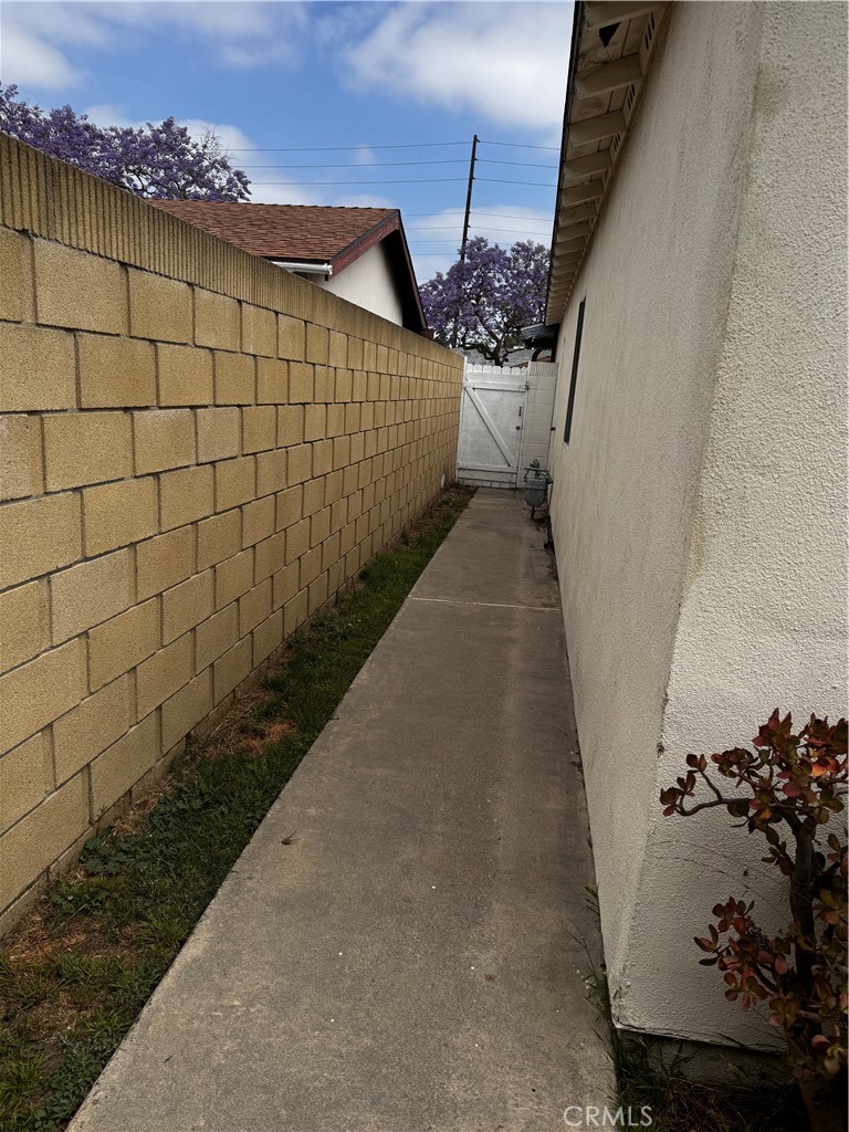 https://media.crmls.org/medias/93b68c7e-74c0-47e6-8393-3fcf0fb32c86.jpg?preset=X-Large