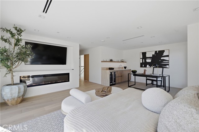 22518 Burbank photo 34