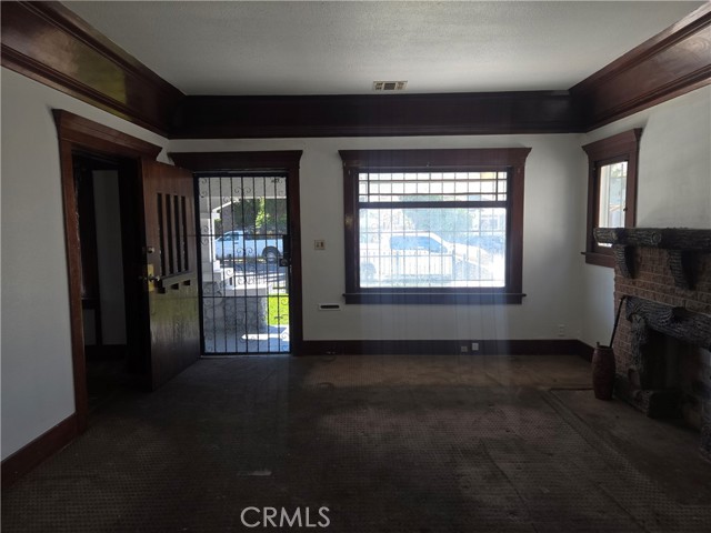 Detail Gallery Image 4 of 16 For 555 W 43rd, Los Angeles,  CA 90037 - – Beds | – Baths