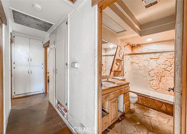 8835 Monogram Avenue, North Hills CA: https://media.crmls.org/medias/93bd5575-b511-49cd-8b70-77afc25e035d.jpg