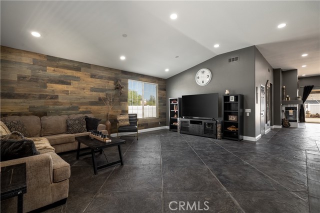 Detail Gallery Image 4 of 29 For 13946 Moqui Way, Corona,  CA 92883 - 4 Beds | 2 Baths