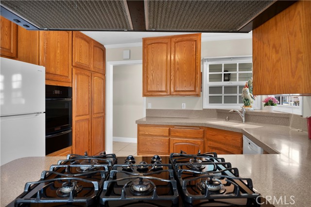 15291 Newcastle Lane, Huntington Beach CA: https://media.crmls.org/medias/93be9bb4-9f36-445d-b426-3954bf2ab52b.jpg