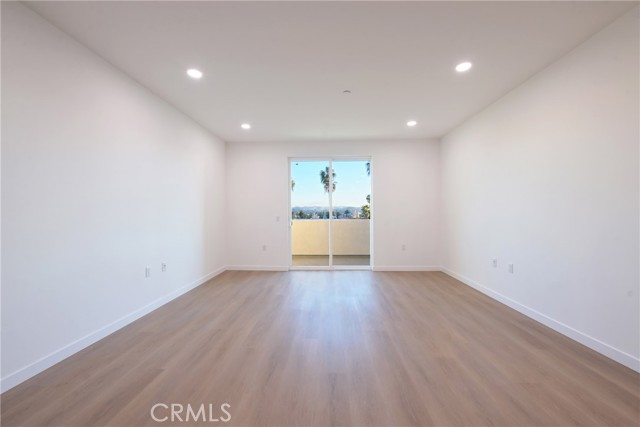 Detail Gallery Image 5 of 10 For 14606 Sylvan St #206,  Van Nuys,  CA 91411 - 2 Beds | 2 Baths