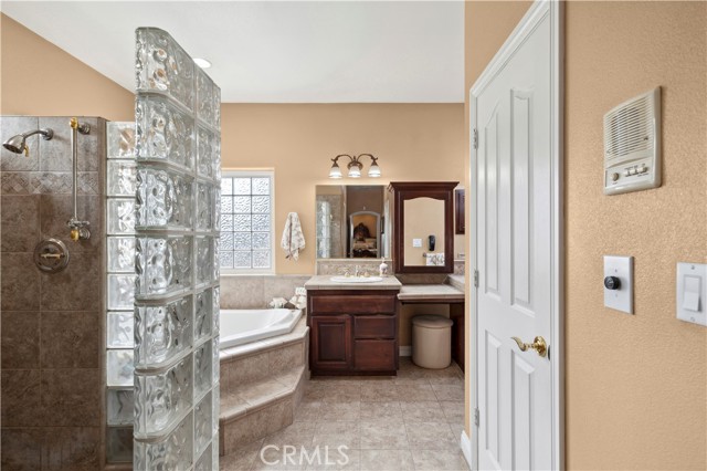 13985 Evergreen Lane, Victorville CA: https://media.crmls.org/medias/93bf5c34-b62d-449a-a404-2d3a6964886c.jpg