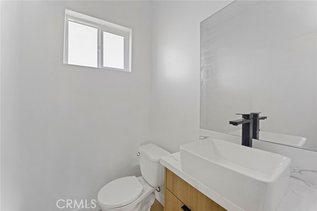 Detail Gallery Image 8 of 13 For 4511 Rosewood Ave #1,  Los Angeles,  CA 90004 - 4 Beds | 4/1 Baths